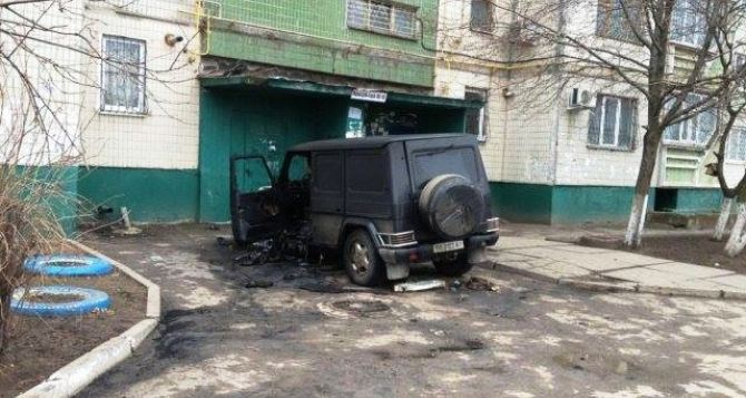 В Луганске горел автомобиль стоимостью более 1 миллиона гривен