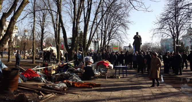 В центре Луганска снесли палатку народной самообороны (фото, видео)