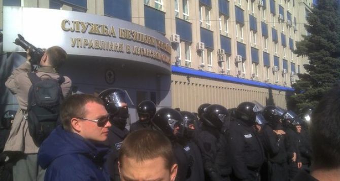 Митингующие в Луганске перекрыли участок дороги возле СБУ (фото)