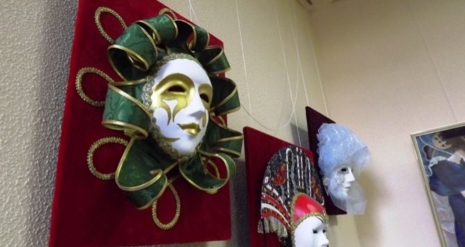 В такой маске и на карнавале в Венеции не стыдно показаться. — Посетительница выставки в Луганске (фото)