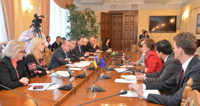 Представители Ассамблеи народов Луганщины встретились в Луганске с комиссаром ОБСЕ по делам национальностей.