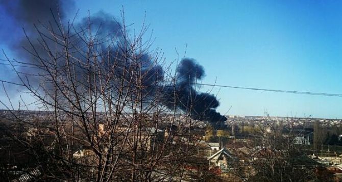 Пожар в Луганске: возле завода загорелся камыш
