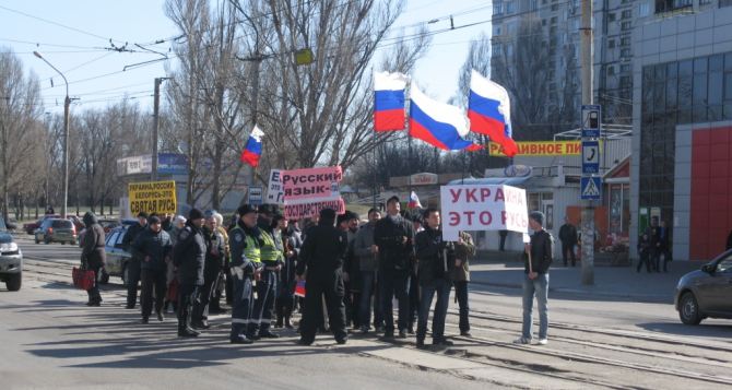 К центру Луганска  движутся колонны демонстрантов фотовидео