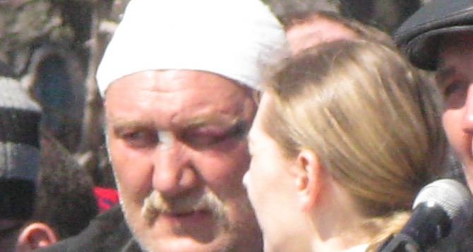 Пятнадцать человек в масках с битами напали на палатку Активист Народного ополчения фотовидео