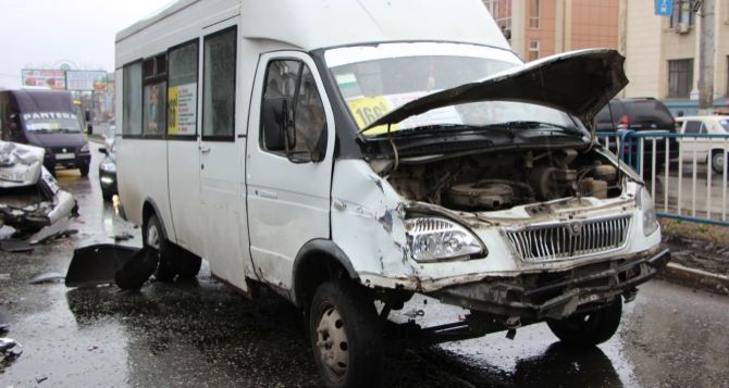 В результате ДТП с участием маршрутки в Луганске пострадал подросток