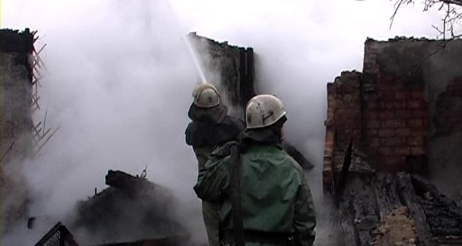 Крупный пожар на Луганщине: многодетная семья чудом избежала гибели