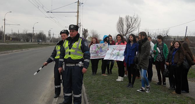 Луганские студенты вместе с ГАИ «воспитывали» водителей маршруток (фото)