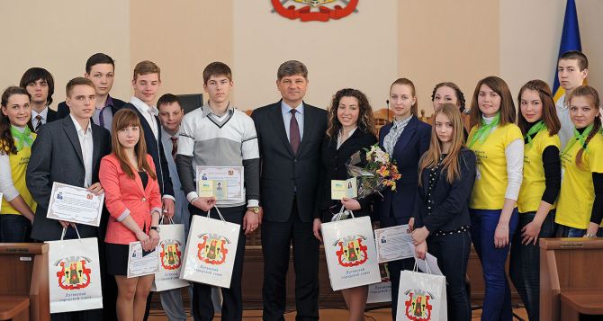 Мэр Луганска вручил паспорта 18 школьникам