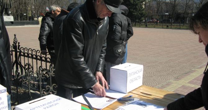 В Луганске снова собирают подписи фото видео