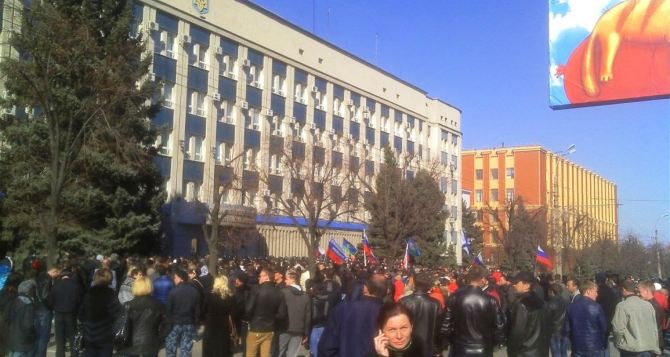 В Луганске люди с флагами РФ забросали яйцами здание СБУ (фото)