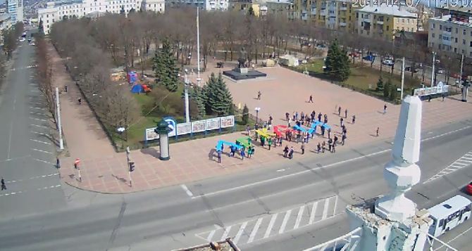 Возле памятника Шевченко в Луганске проходит акция в честь 12-летия ЛГАКИ