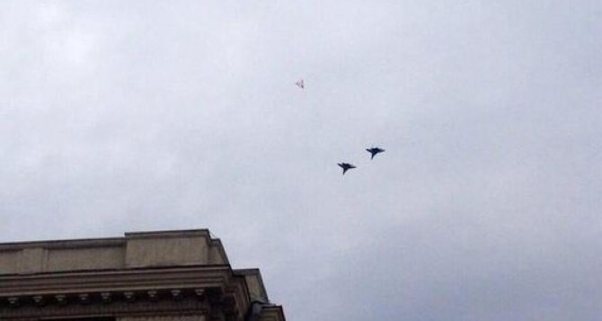 В небе над Луганском заметили 2 боевых самолета