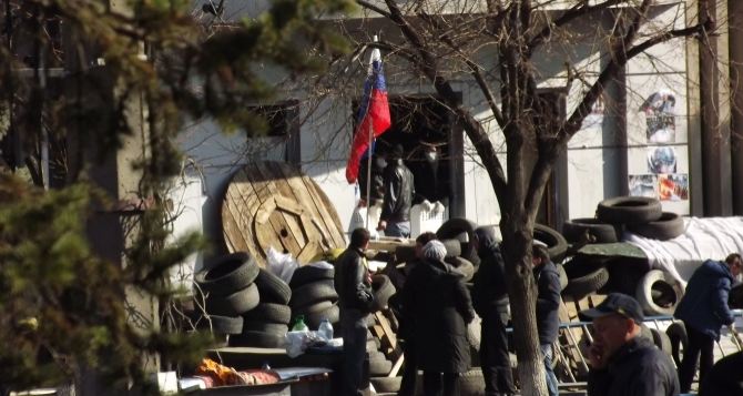 СБУ в Луганске после захвата: баррикады укрепили колючей проволокой (фото)