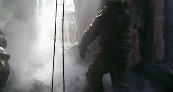В Краснодонском районе горел барак