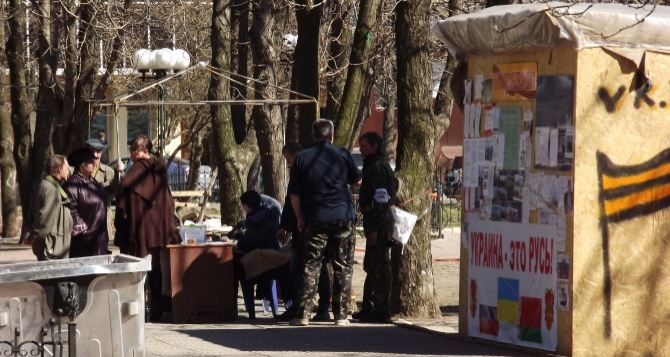 Из центра Луганска убирают палатки (фото)