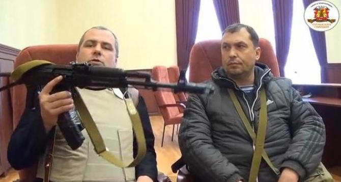 Начальник СБУ в Луганской области лично выдал оружие захватчикам здания? (видео)