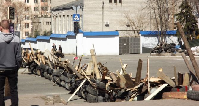 Из захваченного здания луганского СБУ вышли 56 человек без оружия