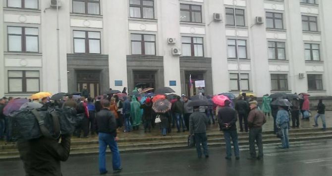 В Луганске пикетируют облгосадминистрацию