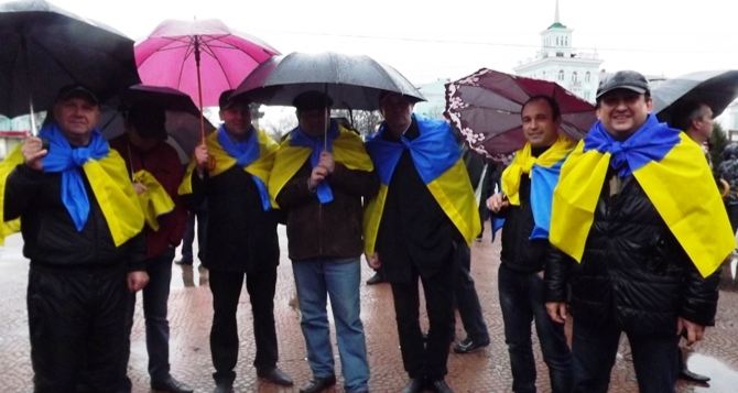 В километре от захваченного СБУ в Луганске около 200 человек устроили акцию под флагами Украины (фото)