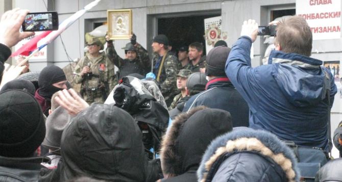 Повстанцы захватившие СБУ в Луганске передали в храм найденную в здании икону фото видео