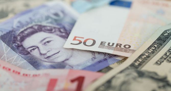 При покупке иностранной валюты теперь нужно платить пенсионный сбор