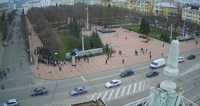Возле Луганской облгосадминистрации собрались около 200 активистов