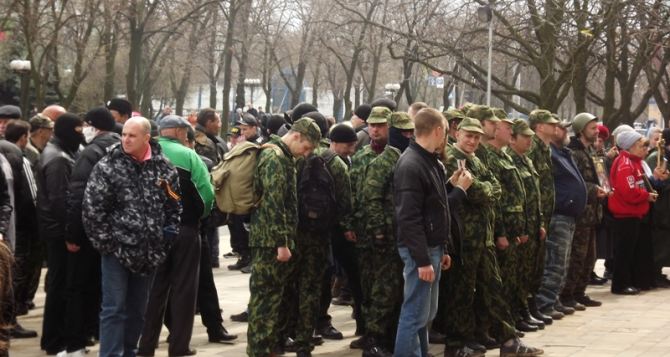 Митингующие выдвинули требования губернатору Луганщины и ушли от здания ЛОГА (фото)