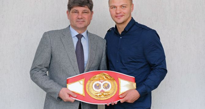 Непобедимый луганский боксер встретился с мэром