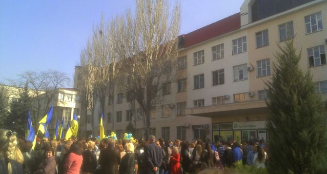 Луганские студенты собираются на митинг за единую Украину (фото)