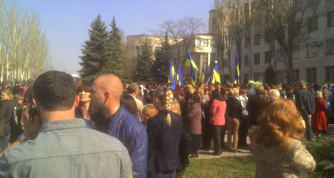 Стало известно, как в Луганске собирали студентов на митинг за единую Украину
