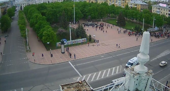 Пророссийские активисты направляются к зданию Луганской облгосадминистрации