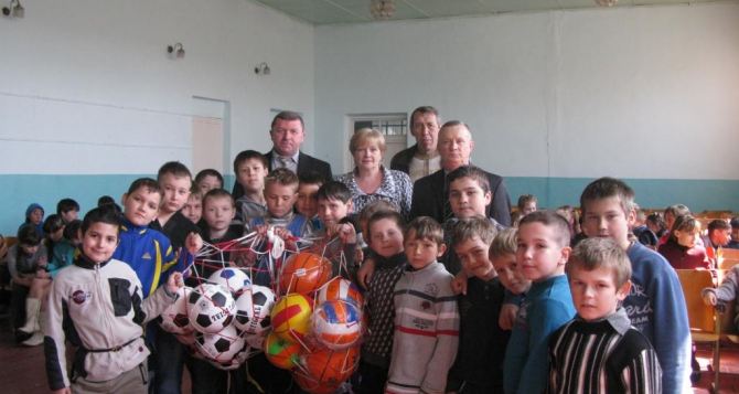 Народный депутат Медяник оказал помощь юным спортсменам поселка Краснодон