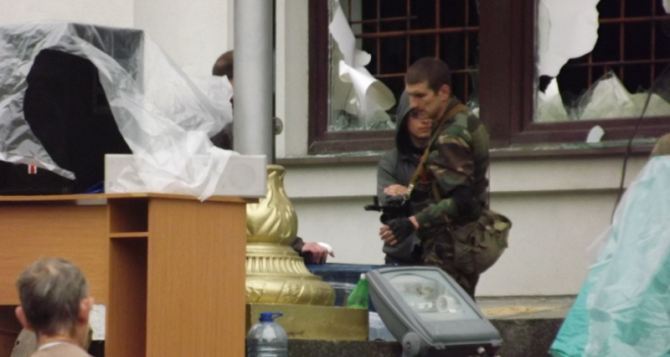 Вход в Луганскую облгосадминистрацию охраняют вооруженные люди (фото)