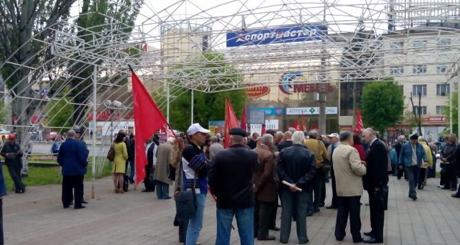 В центре Луганска собираются люди на первомайскую демонстрацию (фото)