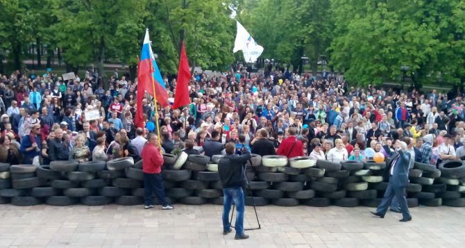 Митинг возле Луганской облгосадминистрации 1 мая (фоторепортаж)