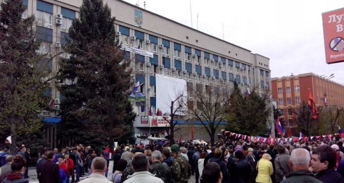 Во дворе захваченного СБУ в Луганске нашли труп