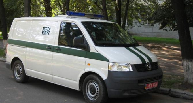 Ограбление на миллион: в Луганске вооруженные люди угнали автомобиль ГАИ и инкассаторскую машину