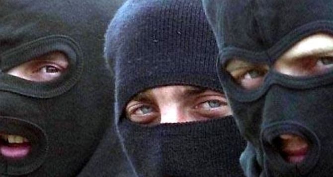 В Луганске стрельба: вооруженные люди штурмуют военкомат