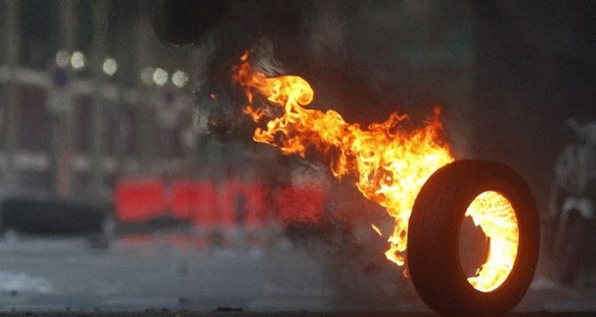 В Луганске около ворот воинской части горожане жгут мусорные баки и шины