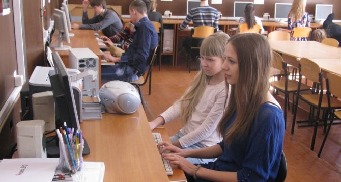 Нардеп Медяник подарил луганской школе №5 лицензионное программное обеспечение для компьютерного класса (фото)