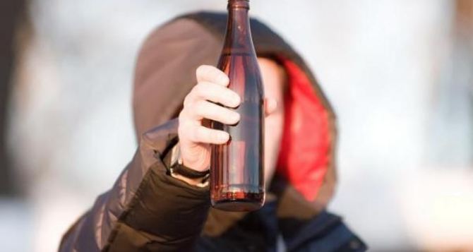 На Луганщине за продажу подросткам алкоголя и сигарет аннулировано 10 лицензий