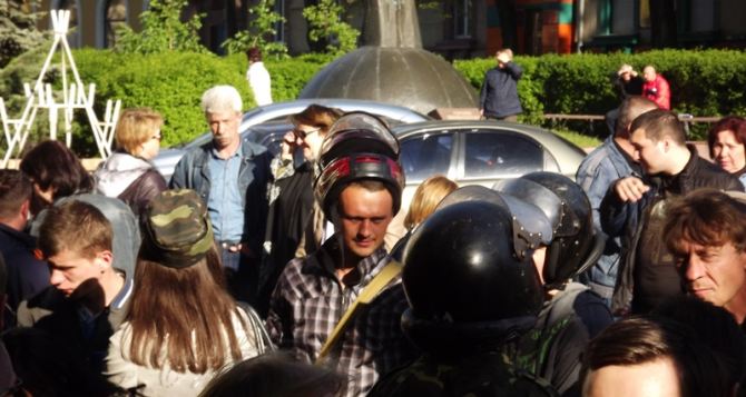 Возле здания ГУМВД в Луганской области собираются люди