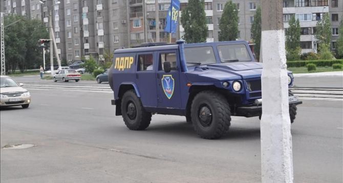 Армейский внедорожник «Тигр» въехал из России в Луганск