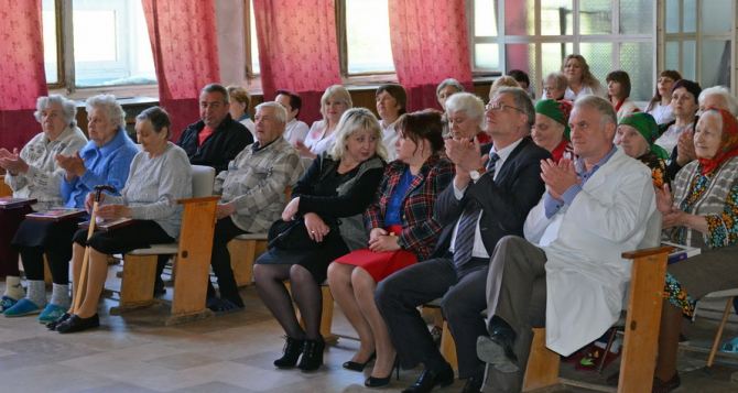Для ветеранов войны в Луганске устроили праздничный концерт (фото)