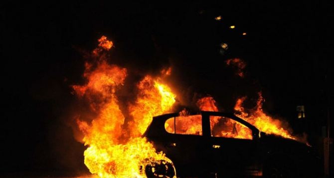 В сожженном автомобиле на Луганщине обнаружили труп