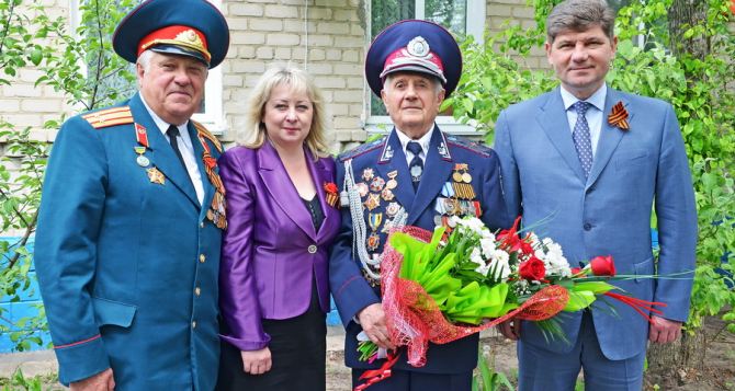Мэр Луганска поздравил с Днем Победы двух легендарных земляков-ветеранов (фото)