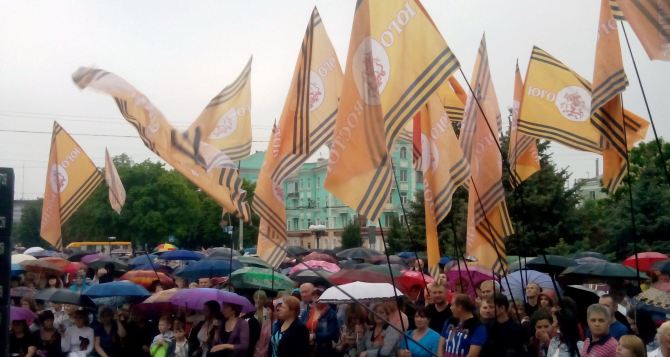 В Луганске начался торжественный митинг, посвященный проведенному референдуму (фото)
