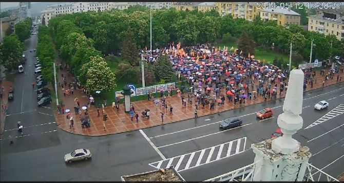 Что происходит на площади возле памятника Шевченко? (веб-камера)