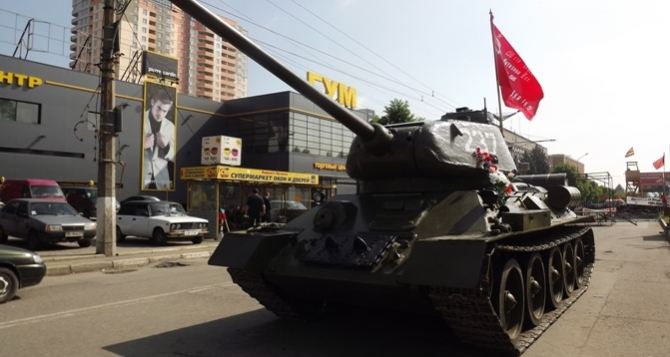 В центре Луганска на большой скорости проехал танк (фото)