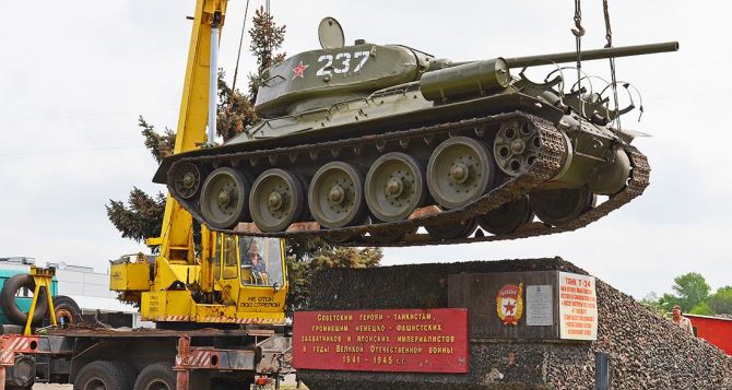 Луганский танк Т-34 вернули на постамент (фото)